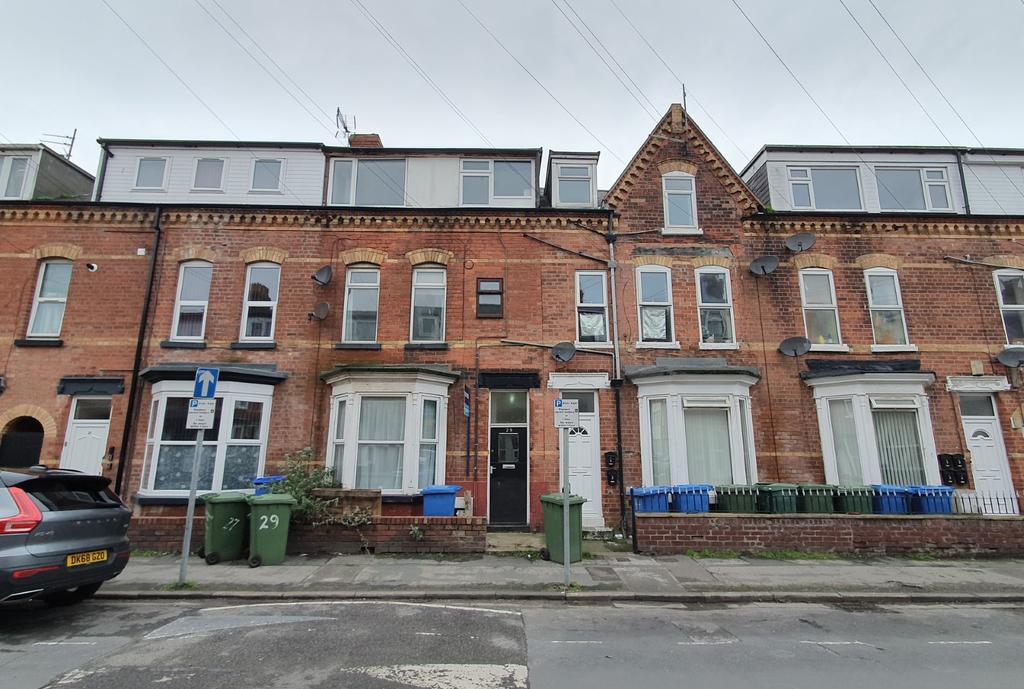 3 Bedroom Mid Terrace House   For Sale by Auction