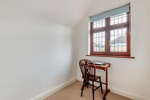 9 Ashdale Road, London, SE12 9ND