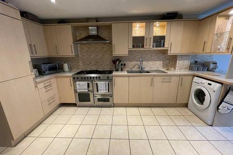 4 bedroom terraced house to rent, Whistlefish Court, Norwich