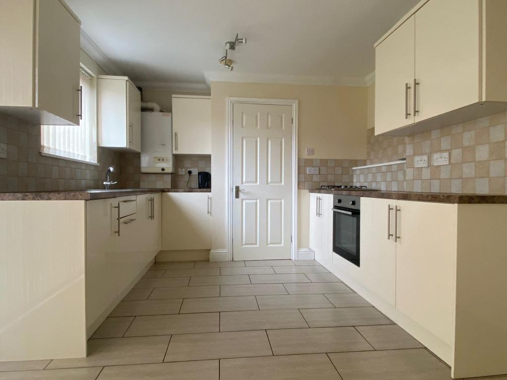St. Gregorys Crescent, Gravesend, Kent, DA12 4JS 3 bed semidetached