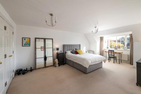 3 bedroom apartment for sale - Hartington Close, RH2