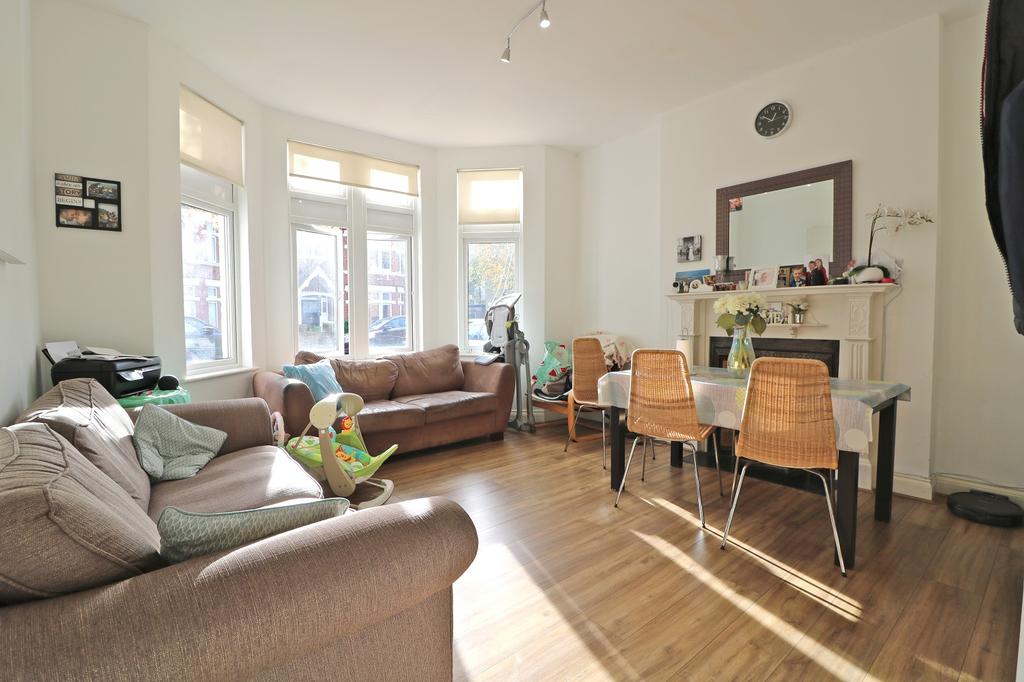 Craven Avenue, Ealing, London. W5 2SY 3 bed flat £2,850 pcm (£658 pw)
