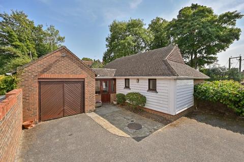 2 bedroom detached bungalow for sale - Church Road, Smeeth TN25