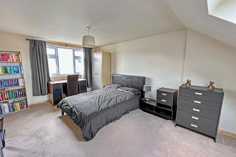 4 bedroom semi-detached house for sale - Chalk Road, Gravesend, DA12