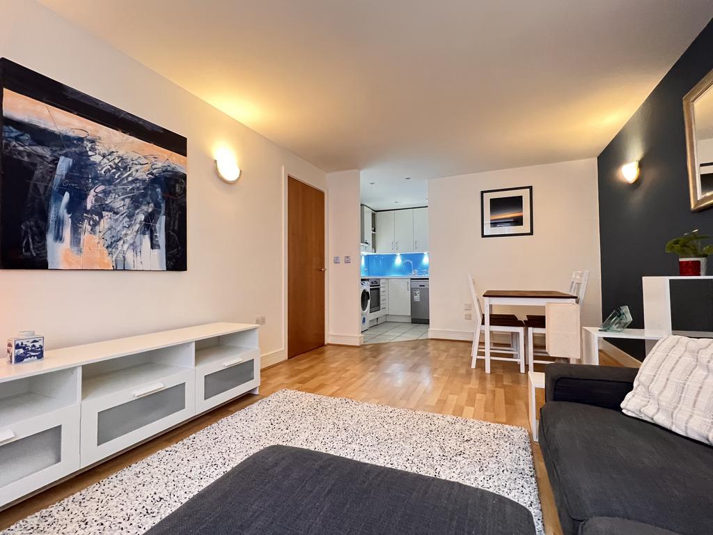 Queen Street, London EC4R 1 bed flat for sale £625,000
