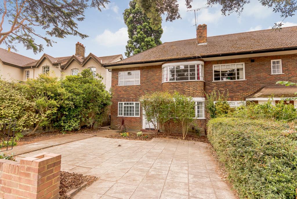 Queens Court, Liverpool Road, Kingston Upon Thames, KT2 2 bed