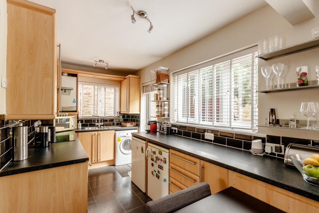 Queens Court, Liverpool Road, Kingston Upon Thames, KT2 2 bed