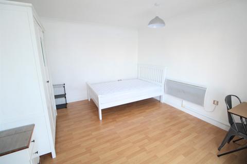 3 bedroom apartment to rent - Ballantyne Drive, Colchester