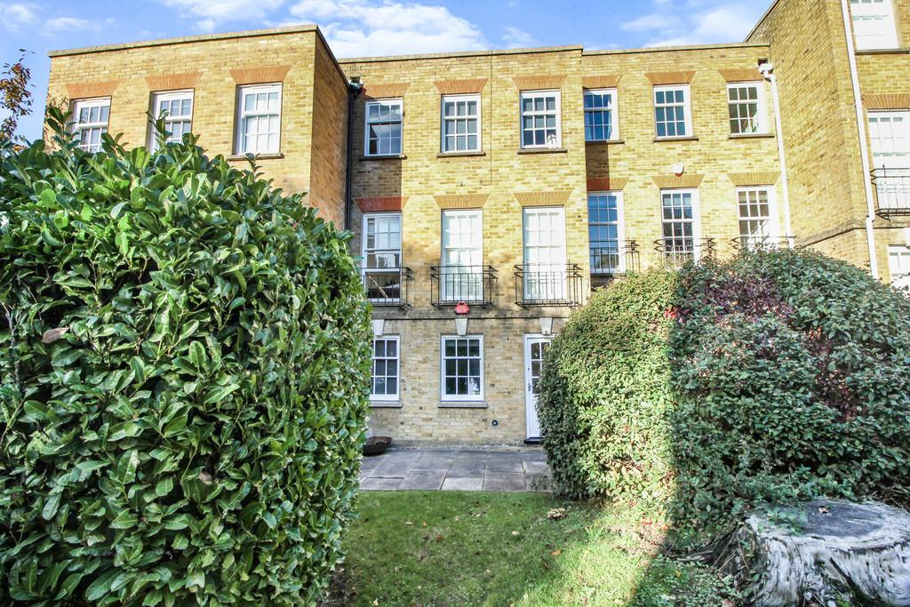 Woodclyffe Drive, Chislehurst 4 bed townhouse £2,500 pcm (£577 pw)