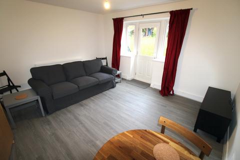 2 bedroom apartment to rent, Canterbury Gardens, Salford, M5