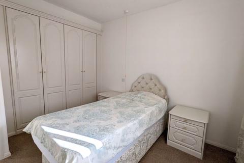 2 bedroom apartment for sale - Lyons Crescent, Tonbridge, TN9 1EZ