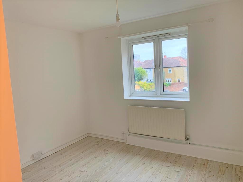 Friern Court, Friern Lane, London, N20 3 bed flat £2,000 pcm