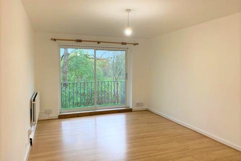 3 bedroom flat to rent, Friern Court, Friern Barnet Lane, London, N20