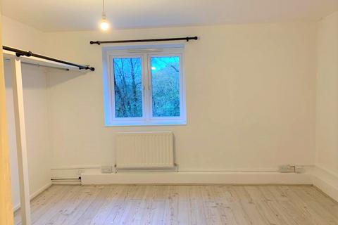 3 bedroom flat to rent, Friern Court, Friern Barnet Lane, London, N20