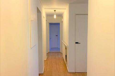 3 bedroom flat to rent, Friern Court, Friern Barnet Lane, London, N20