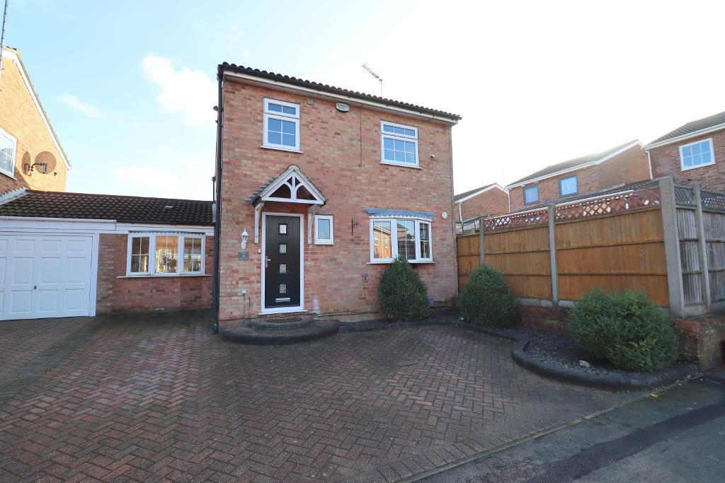 Alderton Close, Wigmore, Luton, Bedfordshire, LU2 9SA 3 bed link