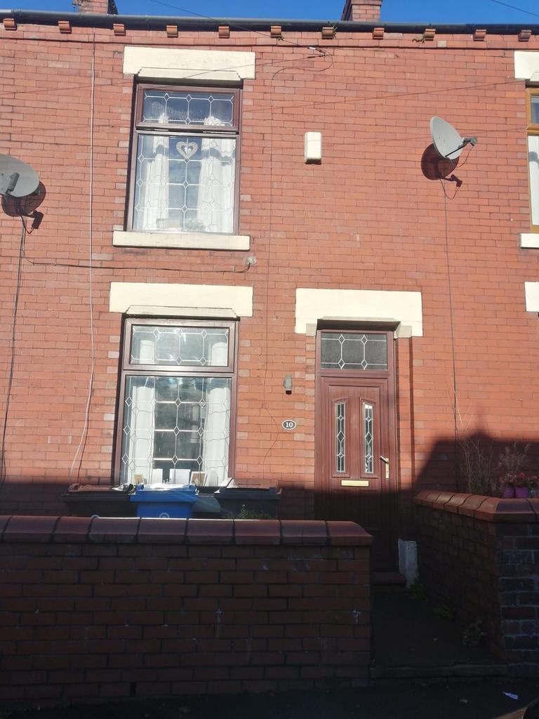 Houghton Street, Royton OL2 2 bed terraced house £795 pcm (£183 pw)