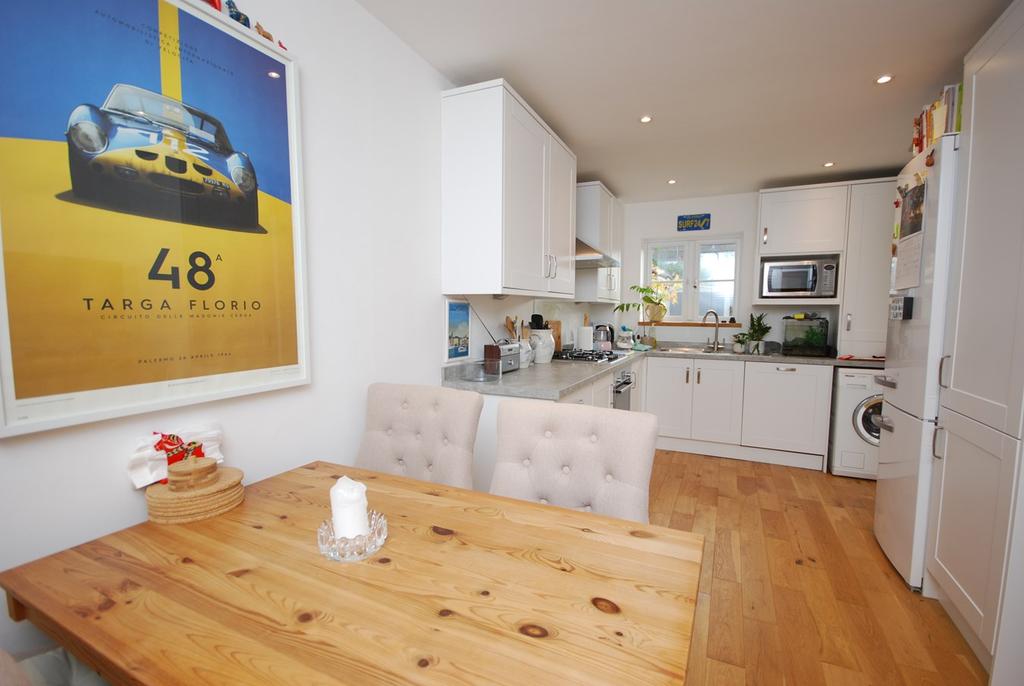Arthur Road, Farnham, Surrey, GU9 3 bed semidetached house £500,000
