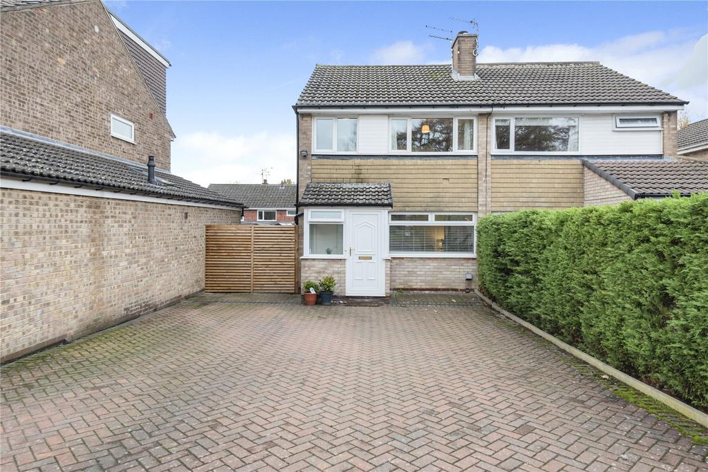 Sunningdale Walk, Leeds, West Yorkshire 3 bed semidetached house £