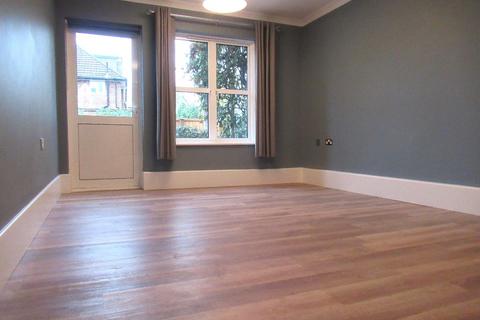 2 bedroom flat to rent, Garden Flat, parking, fully new inside, 8 mins walk Station