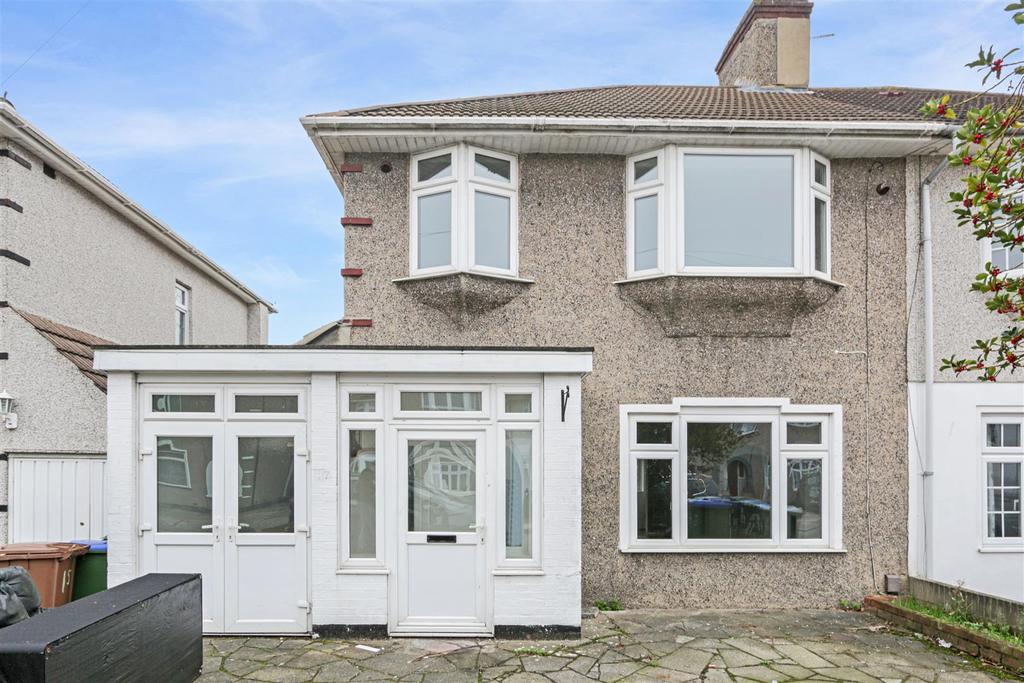 Malvern Avenue, Bexleyheath 3 bed semidetached house £2,000 pcm (£