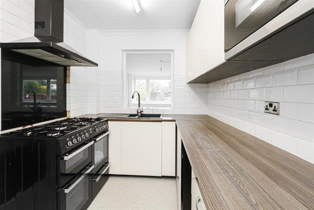 Malvern Avenue, Bexleyheath 3 bed semidetached house £2,000 pcm (£