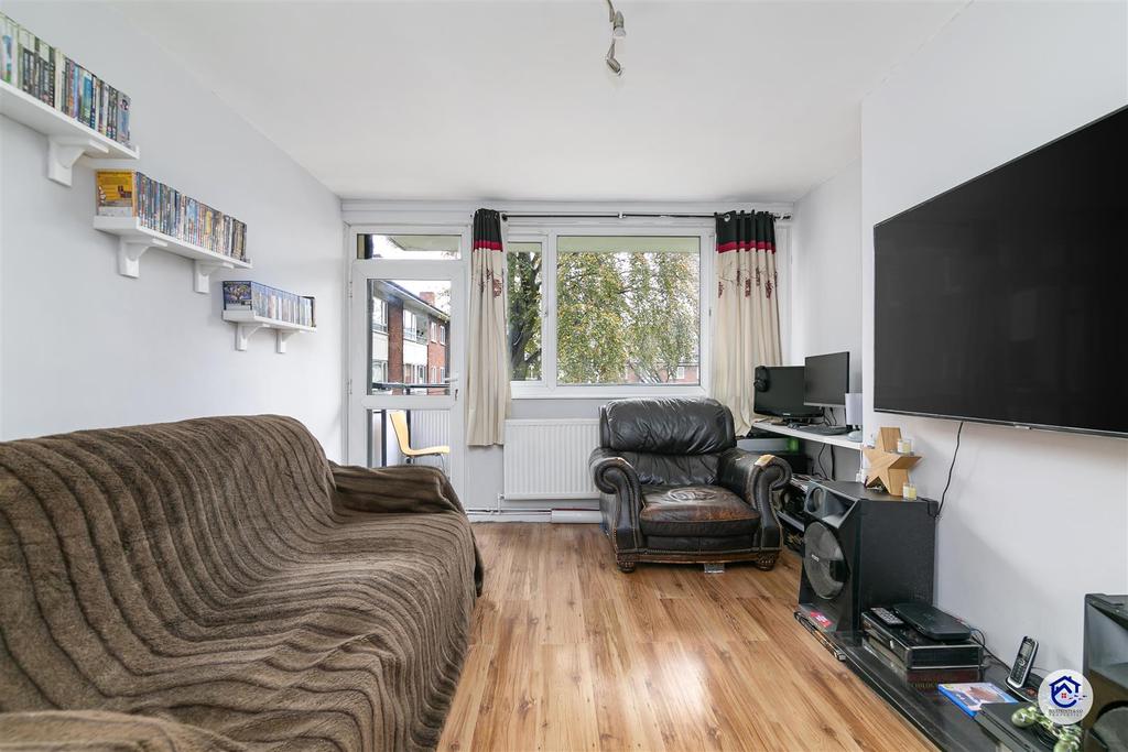 Highbury Quadrant, London 2 bed flat £440,000