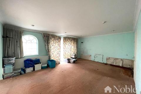 4 bedroom detached house for sale - Holme Road, Hornchurch