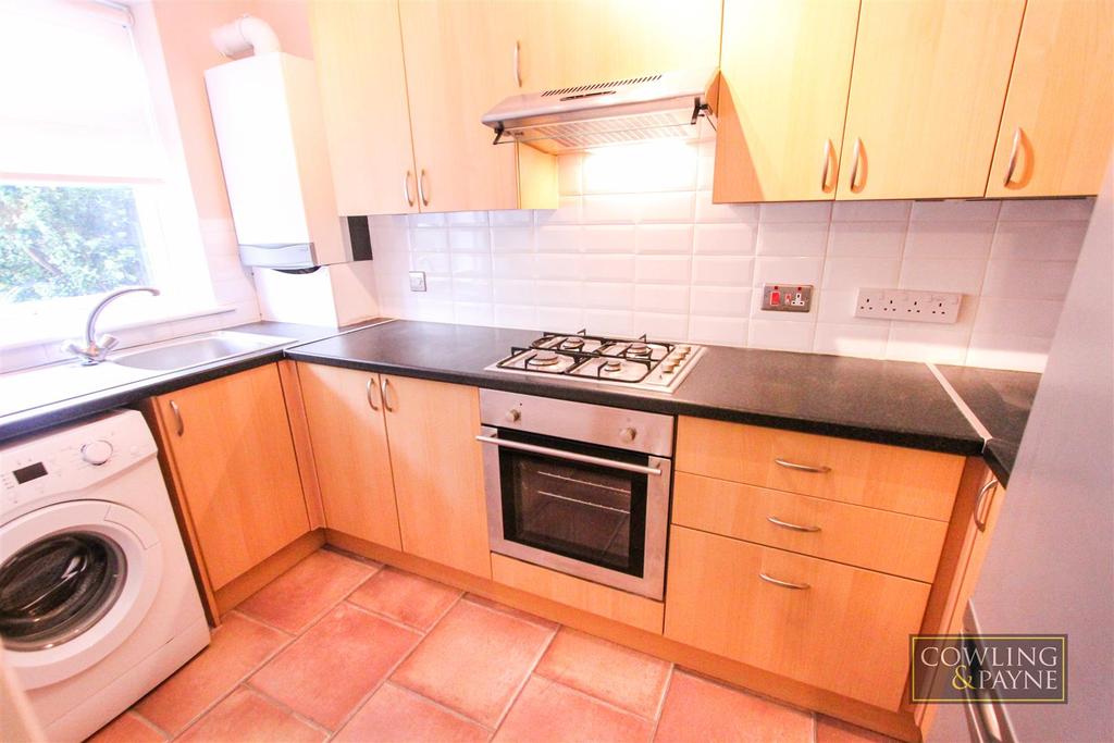 Rosebay Avenue, Billericay 2 bed end of terrace house £290,000