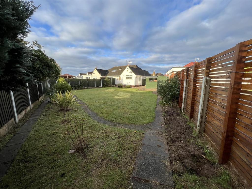 Heywood Boulevard, Thingwall, Wirral 2 bed semidetached bungalow £
