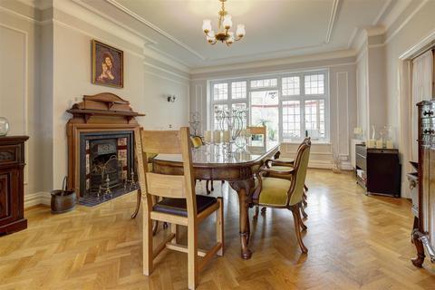 26 West Heath Avenue, London, NW11 7QL