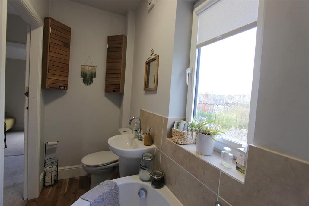 8. Bathroom (3).jpg