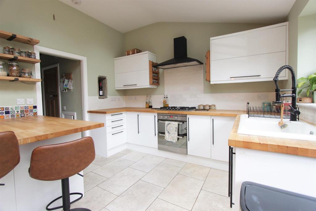 2. Kitchen (1).JPG