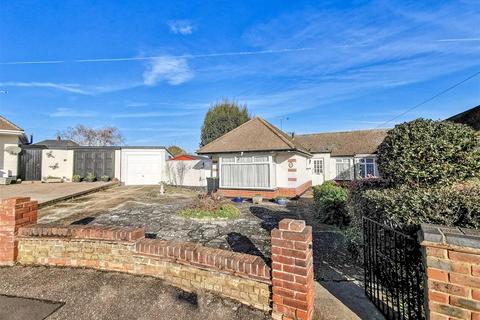 2 bedroom semi-detached bungalow for sale - Thorndon Park Close, Leigh-On-Sea