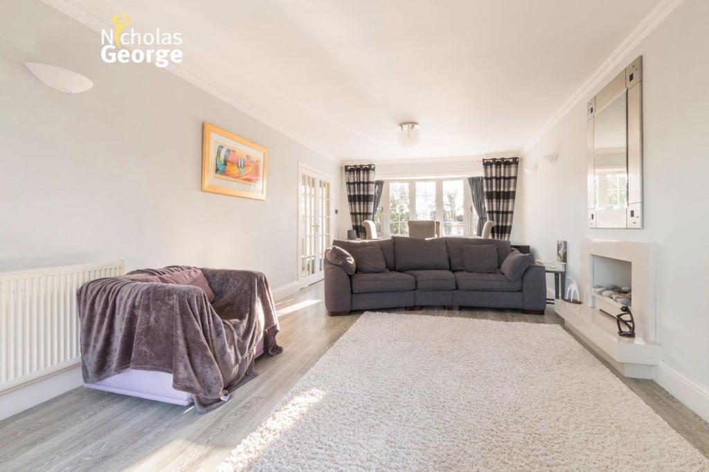 Fox Hollies Rd, Walmley, Sutton Coldfield, B67 2RN 4 bed house £1,850
