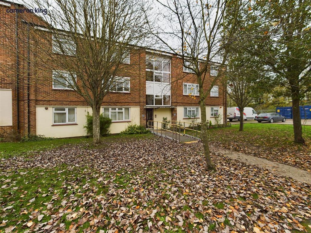 Weekes Drive, Slough 2 bed flat £240,000