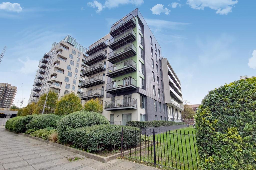 Harrison House, Martineau Square, London, E1 1BF 3 bed flat £625,000