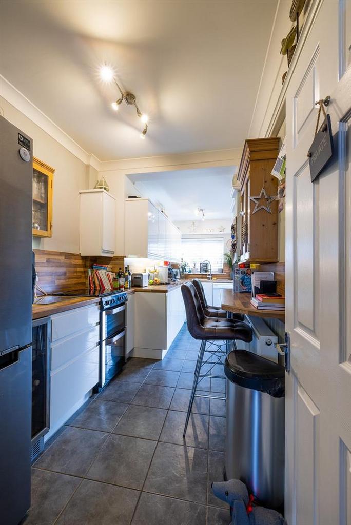 Queens Parade, Cleethorpes, N.E. Lincs, DN35 0DQ 3 bed terraced house