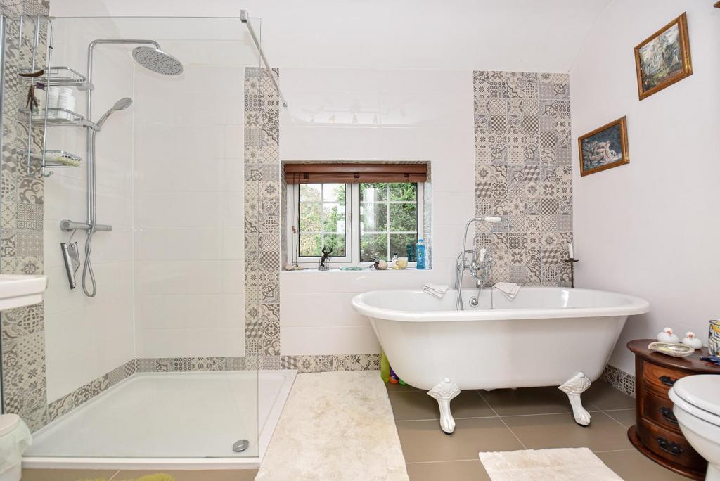 Principal En-Suite Bathroom