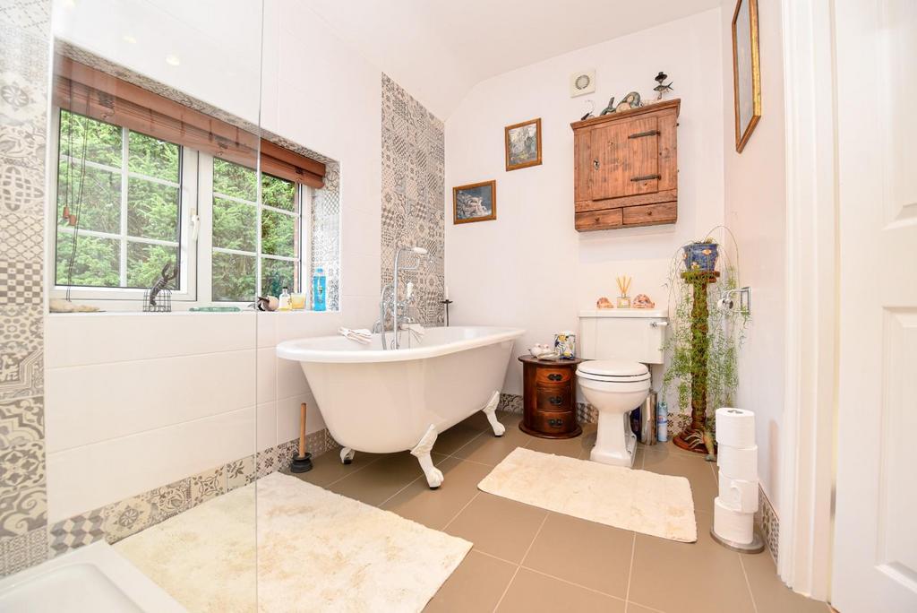 Principal En-Suite Bathroom