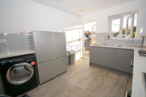 1 bedroom in a flat share to rent - Room F  Fremantle Road    (Ilford), London, IG6