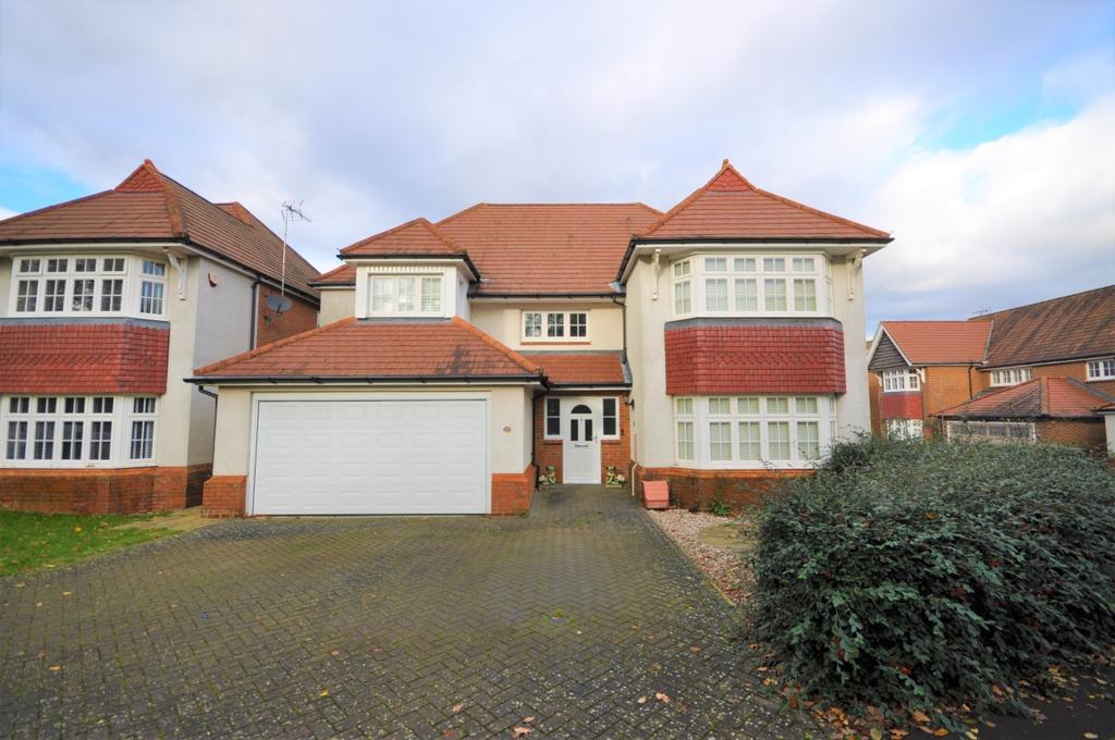 The Furrows, Crawley Down, RH10 4 bed detached house £2,500 pcm (£577 pw)