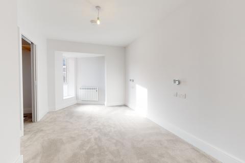 2 bedroom flat to rent - South Road, Haywards Heath, RH16
