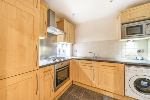 2 bedroom flat to rent, Elmhurst Court