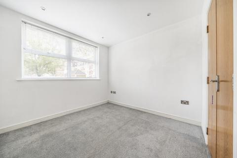 2 bedroom flat to rent, Elmhurst Court