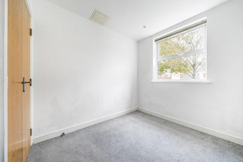 2 bedroom flat to rent, Elmhurst Court