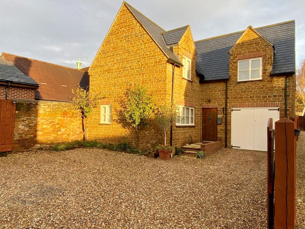 Main Road, Duston, Northampton NN5 6JF 3 bed detached house for sale