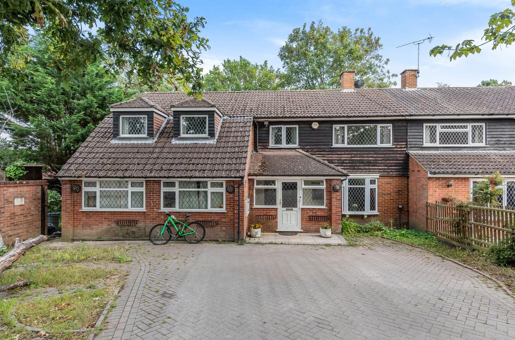 Chaucer Way, Addlestone, Surrey, KT15 5 bed semidetached house for