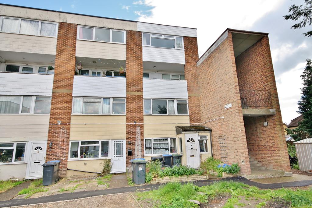 Douglas Road, Addlestone, Surrey, KT15 2 bed apartment for sale £235,000