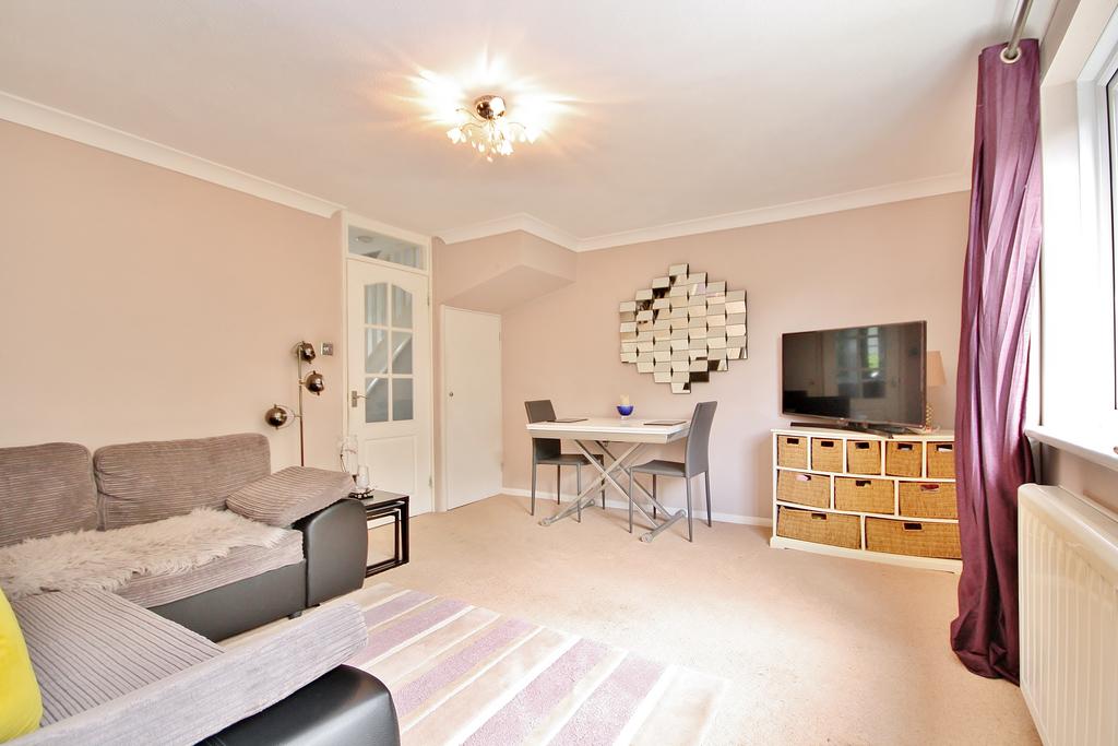 Douglas Road, Addlestone, Surrey, KT15 2 bed apartment for sale £235,000